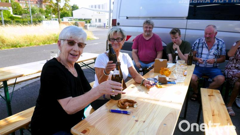 Bei einem Bierchen und Brezen diskutierten die Bewohner des Bergsteigs und Milchhofviertels über Probleme in ihrem Stadtteil. Bild: CSU/exb