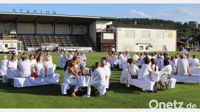 Das sogenannte White Diner des Schlackenvereins fand dieses Jahr im Aicher-Stadion statt. Bild: mfh