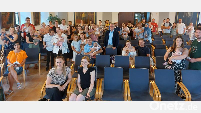 Der Empfang der Neugeborenen Sulzbach-Rosenberger im Großen Rathaussaal ist eine Tradition, die die Stadt mit Bürgermeister Michael Göth (Mitte) gerne pflegt. Bild: mfh