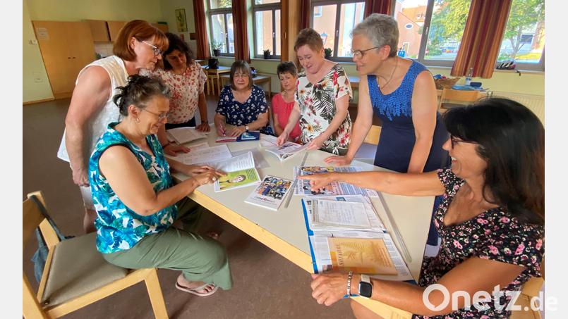 Beim Evangelischen Frauenbund in Vohenstrauß sind die Vorbereitungen für die Ausstellung &quot;Rebellinnen&quot; in der heißen Phase. Es werden Flyer und Plakate entworfen und gedruckt. Von links: Andrea Weich, Bärbel Riedel, Nina Mehta-Jander, Christa Lehner, Lore Marko, Lydia Gajan, Ute Sommer und Silvia Wurdack. Bild: ck