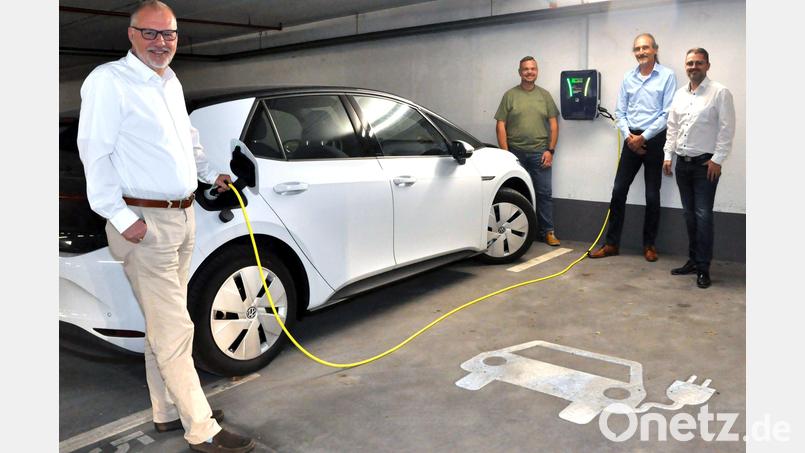 Die Förderung der E-Mobilität (hier Übergabe eines neuen Ladepunktes in der Kurfürsten-Garage) steht bei den Amberger Stadtwerken ganz oben. Links der neue Geschäftsführer Frank Backowies. Bild:  Karoline Gajeck-Scheuck/exb