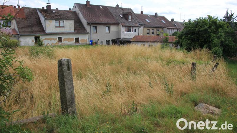 Auf dem Areal neben der ehemaligen Knabenschule sollen bis zu 29 Parkplätze entstehen. Das Vorhaben sorgte für eine hitzige Diskussion im Bärnauer Stadtrat. Bild: kro