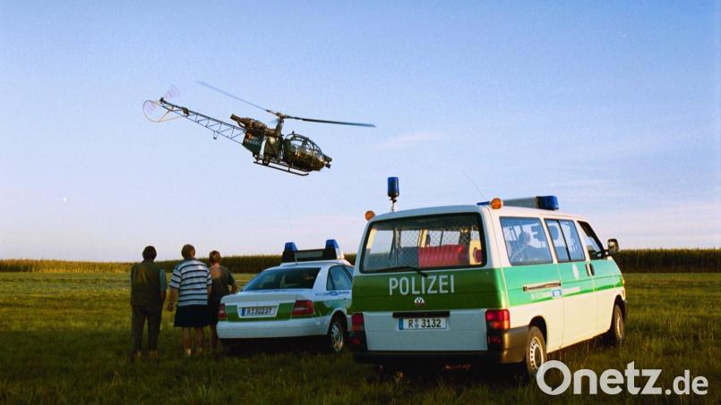 Panther-Jagd in Pressath. Im August 2001 kreist ein Hubschrauber über einem Maisfeld in Pressath Archivbild: Alfons Witt
