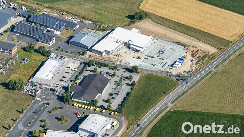 Das Luftbild aus diesen Tagen zeigt die Baustelle von Aldi und Rossmann (oben rechts) im Mitterteicher Gewerbegebiet Birkigt. Direkt darunter zu sehen ist der bestehende Aldi-Markt, links daneben ist der Sonderpreis-Baumarkt. Die Einkaufsmöglichkeiten vor Ort wurden in einer Umfrage generell positiv bewertet. Luftbild: mür