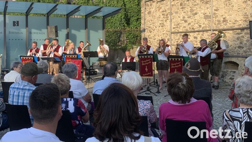 Die Grenzland-Blaskapelle Dietersdorf ist ein Besuchermagnet. Über 250 Musikliebhaber kommen zum Konzert. Bild: Stadt Schönsee/exb
