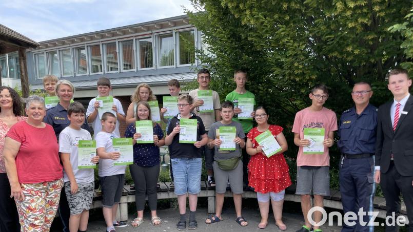 Diese Rupert-Egenberger-Schüler haben ihren ersten Führerschein in der Tasche. Bild: Mariella Kramer/exb