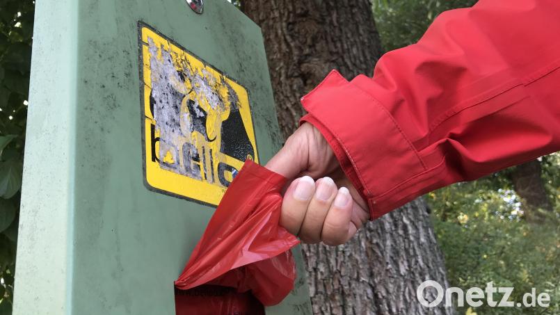 Die Pischeldorfer hätten gerne, dass im Ort Spender für Hundekotbeutel aufgestellt werden. Archivbild: Gabi Schönberger