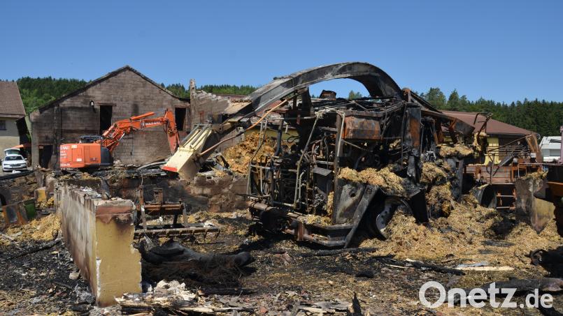 Das Feuer vernichtete nicht nur die Heu- und Strohvorräte, sondern auch landwirtschaftliche Maschinen. Bild: dob