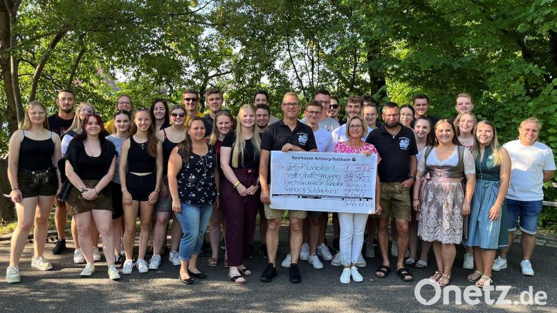 Der Vorstand der Kirwagemeinschaft Schlicht übergibt eine 300-Euro-Spende an die Selbsthilfegruppe Krebskranker Kinder Amberg-Sulzbach. Bild: sak