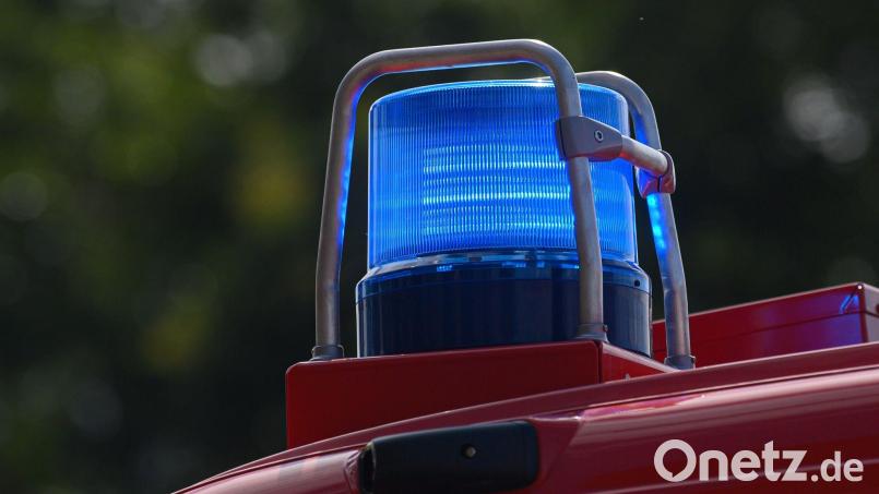 Ein Blaulicht leuchtet auf dem Dach eines Einsatzfahrzeugs der Feuerwehr. Am Donnerstag, 20. Juli, war ein Einsatz in Atzlricht notwendig. Symbolbild: Robert Michael/dpa-Zentralbild/ZB/Symbolbild