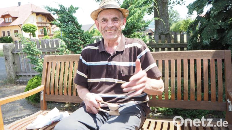 Georg Süß, alias "Löffel-Girgl", aus Rottendorf bei Niedermurach versteht sich auf eine seltene Kunst: Er begleitet Volksmusikanten mit einem Löffel-Paar als Perkussionsinstrument. Bild: bl