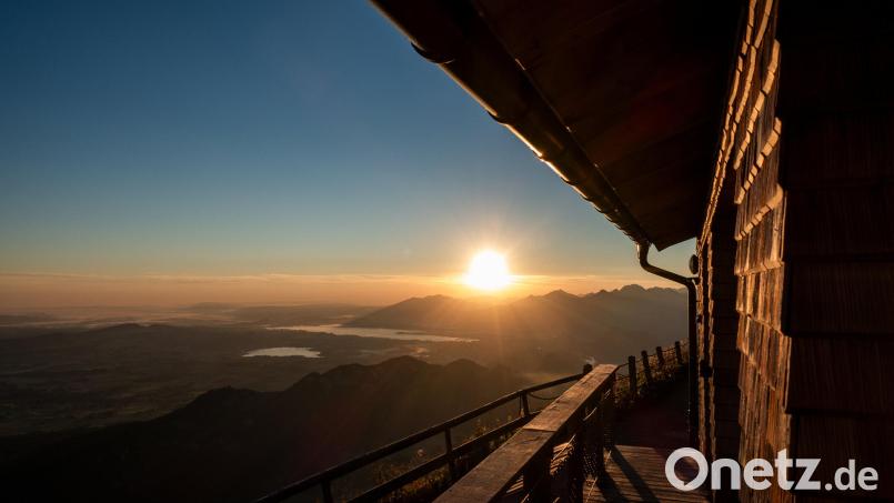 So kann ein Tag starten: Sonnenaufgang an der Ostler-Hütte auf dem Breitenberg. Bild: Andreas Drouve/dpa
