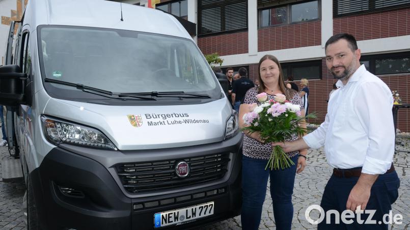 Wie in der Vergangenheit wird auch Stefanie Lindner den Gemeindebus wieder steuern. Weiterhin viel Glück und unfallfreies Fahren wünschte Bürgermeister Sebastian Hartl, Bild: bey