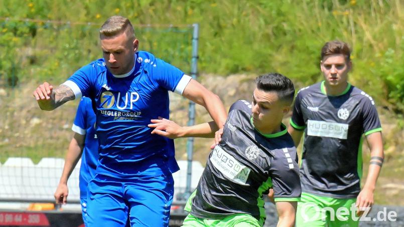 Neuzugang Sebastian Bauer (links) soll die Offensive der SpVgg SV Weiden beim Saisonauftakt in der Landesliga Mitte beim TSV Seebach anführen. Bild: Werner Franken