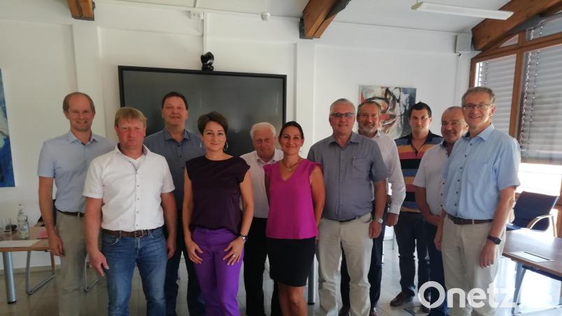 Neuwahlen standen auf der Tagesordnung der VHS Nabburg. Das Bild zeigt (von links) Konrad Kiener, Markus Schiesl, Christian Ziegler, Tanja Ficht, Johann Wilhelm, Martina Grim, Richard Tischler, Frank Zeitler, Martin Schwandner, Josef Deichl und Franz Grabinger. Bild: Thomas Prey/exb