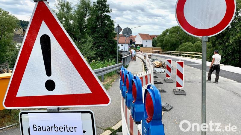 Nur Fußgänger und kreuzende Bauarbeiter sind derzeit auf der Waldnaabbrücke in Neustadt/WN unterwegs. Bild: Gabi Schönberger