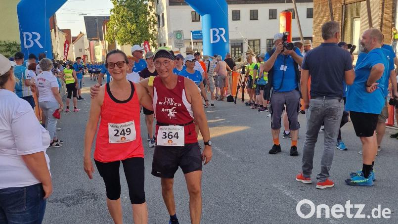 Geschafft! Nach einer Stunde und 24 Minuten kommen Redakteurin Michaela Lowak und DJK-Laufgruppenleiter Klaus Reichel ins Ziel. Bild: Pleier/exb