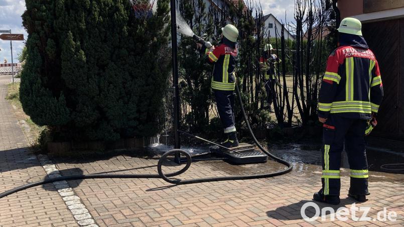 In Poppenricht geriet eine Hecke in Brand. Die Feuerwehr löschte. Bild: Polizei Sulzbach-Rosenberg