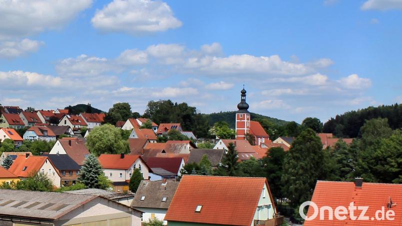 Als ein markantes Wahreichen von Etzelwang präsentiert sich der Kirchturm von St. Nikolaus mit seinem charakteristischen Zwiebelturm, der allerdings hauptsächlich durch Feuchtigkeit Schaden genommen hat und somit aus dem Lot geraten ist. Bild: ds