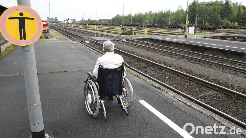 Menschen mit Gehbehinderung müssen am Bahnhof Weiden noch länger warten. Archivbild: Petra Hartl