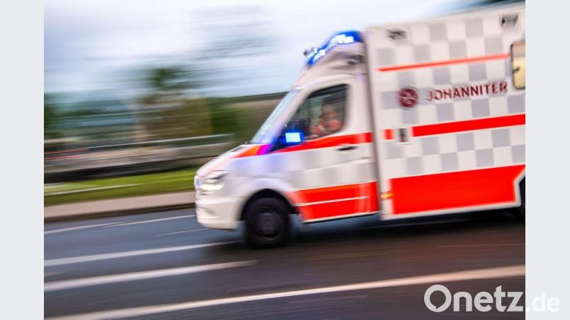 Ein Rettungswagen auf Einsatzfahrt. Bild: Lino Mirgeler/dpa/Symbolbild