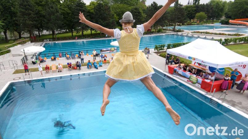 Eine Teilnehmerin springt während der zweiten Europameisterschaft im Dirndlspringen vom Fünf-Meter Brett. Bild: picture alliance / dpa/Archivbild