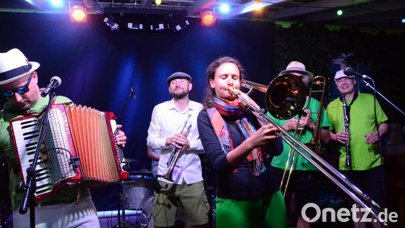 "Skavaria" begeistert mit brachialer Blasmusik. Bild: Kunz