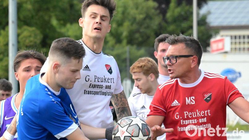 SpVgg-SV-Neuzugang Simon Kasper (links) legte sich in der Schlussphase mit den Seebachern an (rechts Trainer Manfred Stern). Bild: Werner Franken
