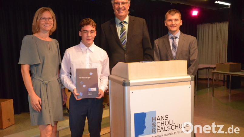 Die Hans-Scholl-Realschule verabschiedet voller Stolz ihren Schulbesten. Von links: Klassleiterin Stefanie Müller, Luca Kunz, Schulleiter Michael Meier und Konrektor Christopher Kick. Bild: Kunz