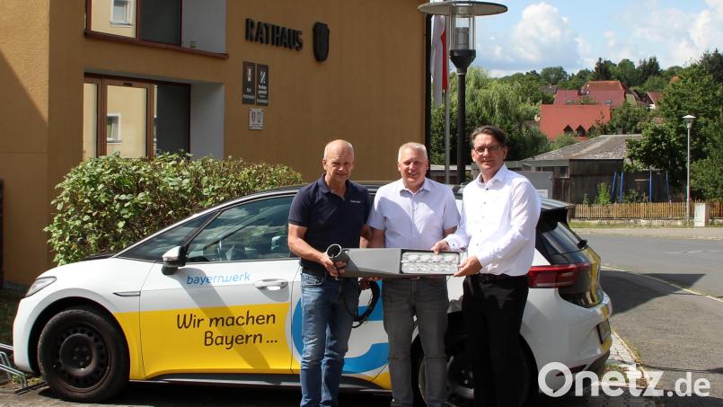 Im Auftrag der Marktgemeinde wurden weitere 202 Straßenleuchten auf LED-Technik umgerüstet. Von links: Gerhard Schmerber, technischer Bau Kundencenter Weiden, Bürgermeister Jürgen Kürzinger und Markus Windisch, Kommunalbetreuer Bayernwerk zeigen die neu verbaute Lampe Siteco SL 11 mini. Bild: lep