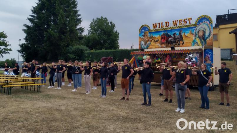Die Kolping-Fanfarengruppe Tännesberg begeisterte die Besucher mit Pauken und Trompeten beim Festauftakt. Bild: rfi