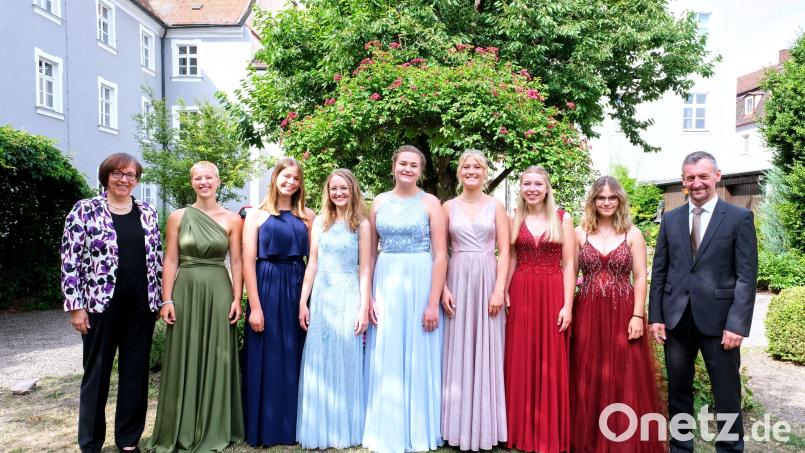 Die Jahrgangsbesten der Dr.-Johanna-Decker-Realschulen mit der Schulleitung, von links: Realschulkonrektorin i. K. Gabriele Tröster, Lillith Hüser, Susanne Wolfsteiner, Isabel Dachs, Sarah Kausler, Maria Graf, Anja Scheibl, Selina Koch, Schulleiter Studiendirektor Hans Kistler Bild:  Peter Ringeisen/exb