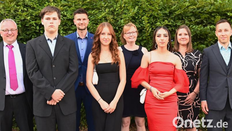 Die schulbesten Absolventen der Dreifaltigkeits-Mittelschule mit Schulleitung und Klassenleitern (von links): Rektor Udo Leitz, Julian Held, Philipp Keilholz (9B), Nicole Solovyanenko, Konrektorin Stephanie Löffler, Aryan Alhasan, Simone Opitz (9A) und Thomas Kälberer (9C). Bild: gf