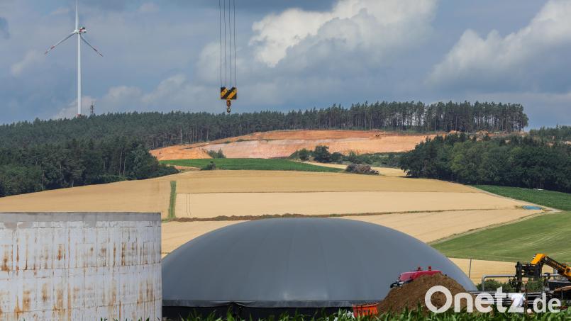Noch ganz ohne kommunale Planung: Die Biogasanlage, die zwischen Gebenbach und Atzmannsricht im Landkreis Amberg-Sulzbach entsteht, soll künftig Wohnhäuser mit Wärme versorgen. Ein Modell für andere Gemeinden. Bild: Wolfgang Steinbacher