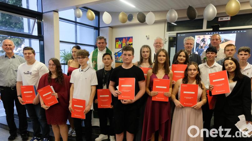 Die Grund- und Mittelschule Floß verabschiedet 16 Absolventen, die ihre Abschlusszeugnisse in einer würdigen Feier erhalten. Bild: le
