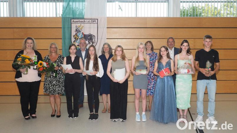 Die besten Schüler der Mittelschule Auerbach mit ihren Klassenleiterinnen Kristina Steiner (hinten, Zweite von rechts) und Renate Schmidt (hinten, Zweite von links). Auch für Elternbeiratsvorsitzende Simone Frohnhöfer und Elternbeirätin Nicole Schoppa (vorne, von links) endete ihre &quot;Dienstzeit&quot;. Bild: kek