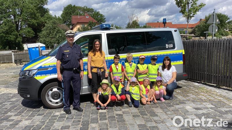 Die Polizei besuchte die Kinder im Kinderhaus Steinwaldzwerge in Pullenreuth. Bild: Kinderhaus Steinwaldzwerge/exb