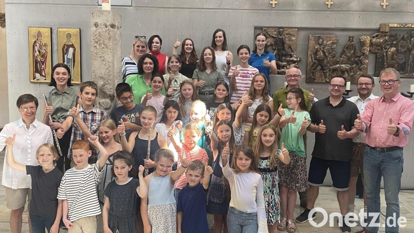 Der &quot;Junge Chor&quot; bei seinem Auftritt anlässlich des Pfarrfestes. Bild: e