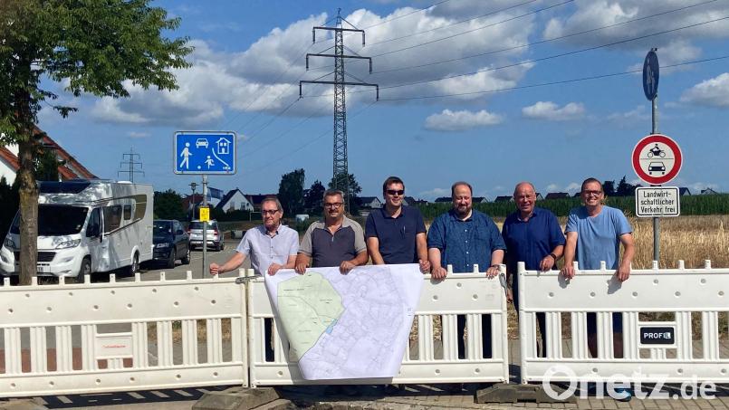 In Kümmersbruck werden zwei Regenrückhaltebecken gebaut. Von links: Werner Stauber (Planungsbüro Renner+Hartmann), Siegfried Däs, Thorsten Bauer (Fa. Rubenbauer), Udo Hartmann (Renner+Hartmann), Bürgermeister Roland Strehl und Ronny Gäßner vom Bauamt vor der Baustelle zum Hochwasserschutz in der Sebastian-Kneipp-Straße. Bild: Claudia Gres/exb