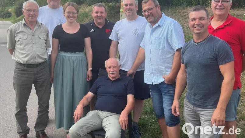 Familie, Nachbarn und Vereine hatten sich zum 70. Geburtstag von Eduard Dippel (vorne sitzend) etwas Besonderes einfallen lassen: Eine Überraschungsparty auf dem Nachbarhof. Bild: M. Dobmeier/exb