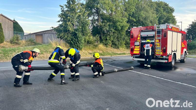 Aktive der Feuerwehr Neuhaus legen die Leistungsprüfung ab. Bild: Fabian Zetzl/exb