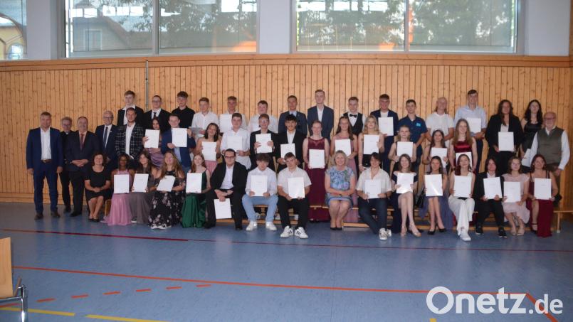 Bei der Entlassfeier in der Max-Prechtl-Schule erhielten die Prüfungsbesten aus 9R, 10M und der Vorbereitungsklasse Extrapräsente. Bild: mma