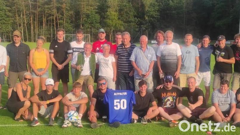 Mannschaft und Fans des Fußballklubs Pocinovice waren der internationale Tupfer des Jubiläumsturniers des SC Altfalter anlässlich dessen 50-jährigen Gründungsfestes. Die Bürgermeister Franz Grabinger und Marie Homolková (Mitte von links) prosteten dem SCA zu, dem die Gäste ein Jubiläumstrikot überreichten. Bild: M. Homolkova/exb