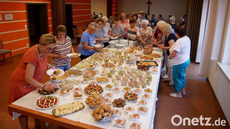 Eine vielfältige Auswahl an Snacks bietet sich den Gästen beim Sommernachtsfest des katholischen Frauenbunds. Bild: gz
