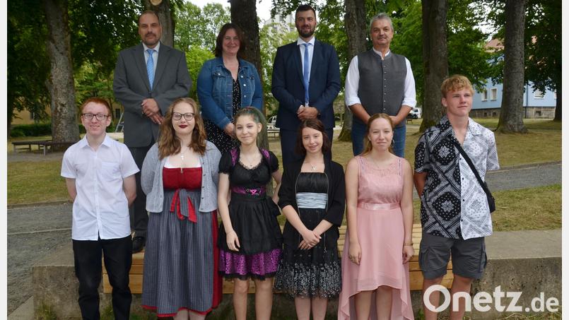 Sechs Jungen und Mädchen werde aus dem Sonderpädagogischen Förderzentrum &quot;Schule am Schloss Friedrichsburg&quot; entlassen. Rektor Michael Raab, Konrektorin Alexandra Bayer, Klassenlehrer Christian Strasser und Bürgermeister Andreas Wutzlhofer (hintere Reihe, von links) gratulieren den Jugendlichen zum bestandenen Schulabschluss. Bild: dob