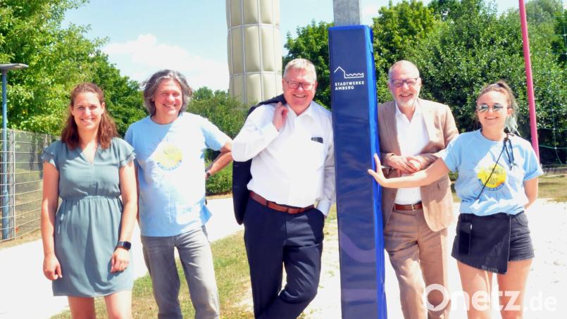 Bei der Vorstellung des Projekts (von links): Katrin Cislaghi von der Kommunalen Jugendarbeit, Toby Mayerl, Oberbürgermeister Michael Cerny, Stadtwerke Amberg-Geschäftsführer Frank Backowies und Mercedes Mayerl. Bild: Karoline Gajeck-Scheuck/exb