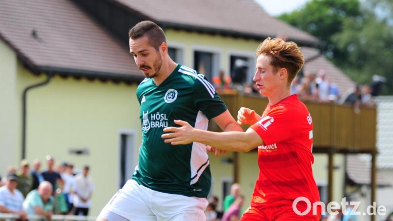 Wer sonst? Marco Kießling (links) schoss den SV Mitterteich zum Heimsieg gegen den Landesliga-Aufsteiger Baiersdorfer SV. Bild: Thomas Schrems