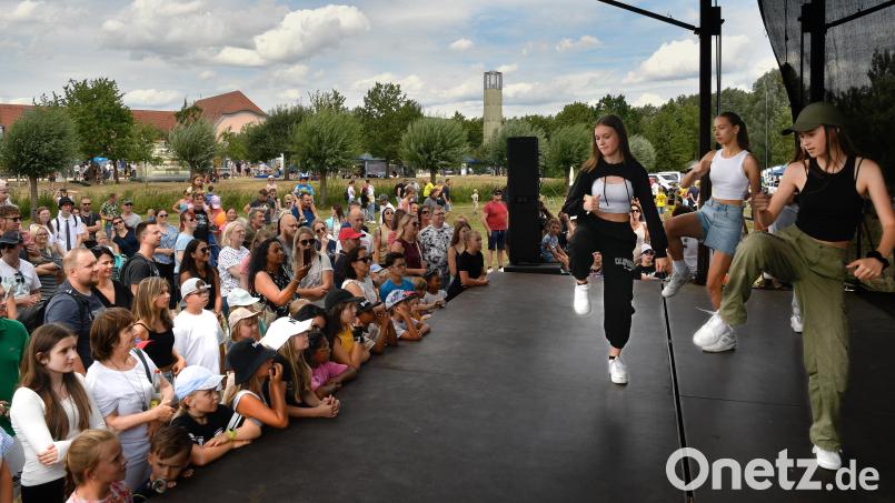 Die Tänzerinnen von der Tanzschule Seidl zeigten auf der Bühne coole Bewegungen. Das Kinderfest auf dem Landesgartenschaugelände war am Sonntag wieder ein Besuchermagnet. 50 Mitmachstände sorgten für Spaß und Abwechslung. Bild: Petra Hartl