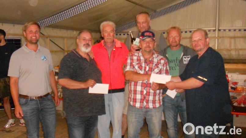 Die Sieger des Preisschafkopfs in Flossenbürg freuen sich über ihre Preise. Bild: jba