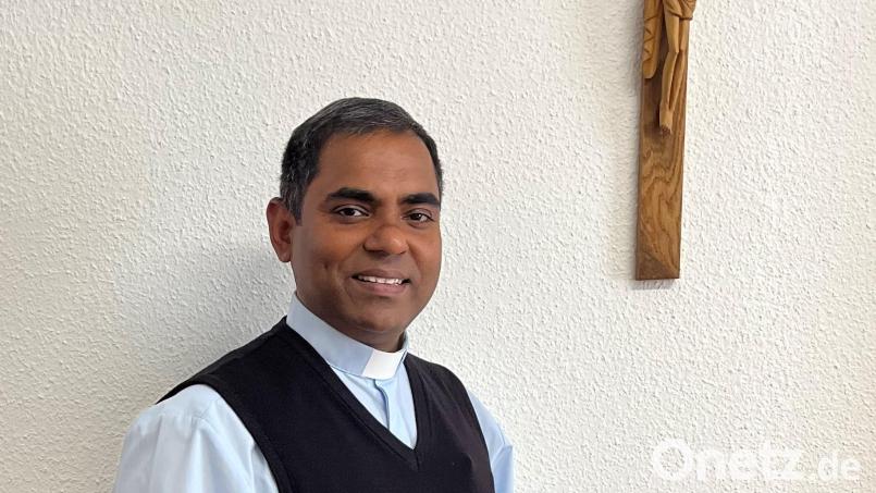 Pfarrer Julius Johnrose ist seit mehr als 500 Tagen in der Pfarreiengemeinschaft Pullenreuth/Neusorg. Der Geistliche fühlt sich in der Region sehr wohl. Bild: exa